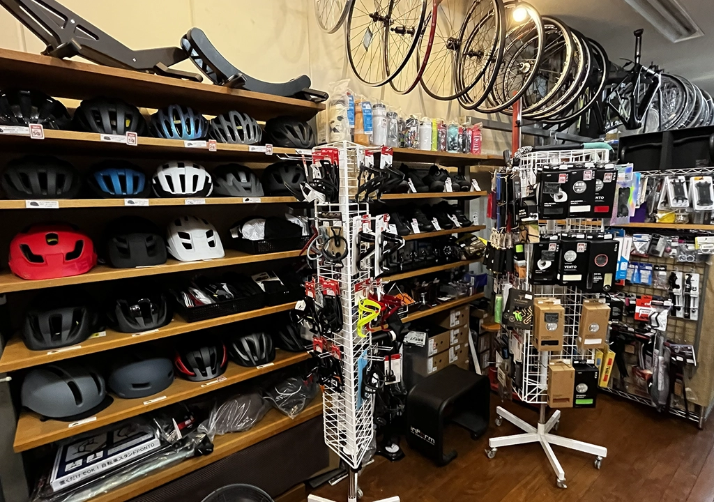 店内に並ぶヘルメットや自転車用品