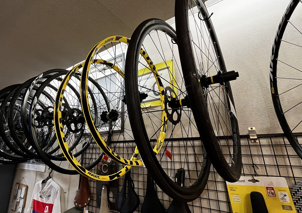 店内に展示されたスポーツバイク用ホイール